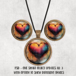 Może przedstawiać: Zestaw biżuterii składający się z naszyjnika z wisiorkiem i pasujących kolczyk&oacute;w. Każdy element ma ramkę w kolorze brązu i kolorowy wz&oacute;r serca z odcieniami ż&oacute;łtego, pomarańczowego, r&oacute;żowego i niebieskiego. Naszyjnik ma czarny sznurek.