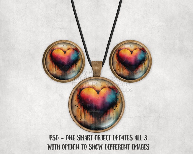 Może przedstawiać: Zestaw biżuterii składający się z naszyjnika z wisiorkiem i pasujących kolczyk&oacute;w. Każdy element ma ramkę w kolorze brązu i kolorowy wz&oacute;r serca z odcieniami ż&oacute;łtego, pomarańczowego, r&oacute;żowego i niebieskiego. Naszyjnik ma czarny sznurek.