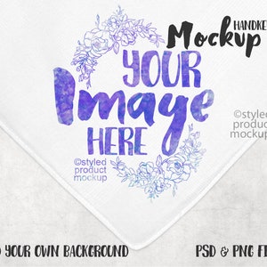 Può includere: Un mockup di fazzoletto bianco con un design floreale e il testo "YOUR Image HERE" in acquerello viola. Il testo "HANDKERCHIEF Mockup" è in nero nella parte superiore dell'immagine. Il testo "ADD YOUR OWN BACKGROUND" è nella parte inferiore dell'immagine. Il testo "PSD & PNG FILES" è nella parte inferiore destra dell'immagine.