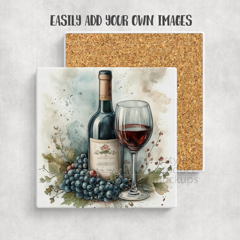 Puede incluir: Un posavasos cuadrado con una ilustraci&oacute;n de acuarela de una botella de vino, una copa de vino llena y un racimo de uvas. Tambi&eacute;n hay un posavasos de corcho. Las palabras "EASILY ADD YOUR OWN IMAGES" est&aacute;n en la parte superior.