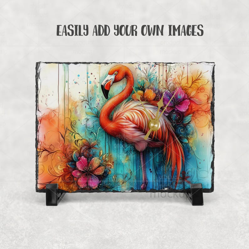 Puede incluir: Un reloj rectangular con una vibrante ilustraci&oacute;n de flamenco con flores coloridas. El reloj tiene un soporte negro y manecillas doradas. El fondo incluye el texto "EASILY ADD YOUR OWN IMAGES".