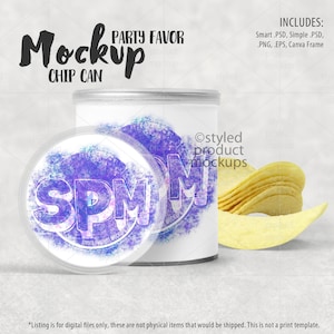 Puede incluir: Maqueta de una lata de patatas fritas con un diseño de acuarela púrpura y azul. La lata está etiquetada con el texto "SPM" y las palabras "Styled Product Mockups". La lata está sobre una superficie blanca con una pila de patatas fritas al lado.