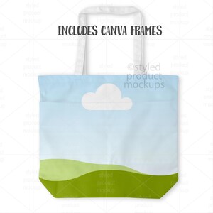 Pu&ograve; includere: Una borsa tote bianca con un design a cielo e nuvole. La borsa presenta un cielo azzurro chiaro con una nuvola bianca e colline verdi ondulate nella parte inferiore. Il testo "INCLUDES CANVA FRAMES" &egrave; stampato in alto.
