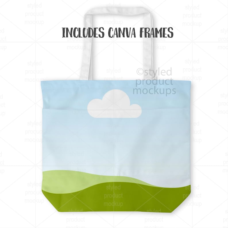 Pu&ograve; includere: Una borsa tote bianca con un design a cielo e nuvole. La borsa presenta un cielo azzurro chiaro con una nuvola bianca e colline verdi ondulate nella parte inferiore. Il testo "INCLUDES CANVA FRAMES" &egrave; stampato in alto.