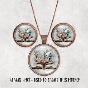 Może przedstawiać: Zestaw naszyjnika i kolczyk&oacute;w. Zestaw posiada ramkę z metalu w kolorze brązu z akwarelowym wzorem otwartej książki z elementami kwiatowymi. Tekst na dole brzmi "AI WAS -NOT- USED TO CREATE THIS MOCKUP."