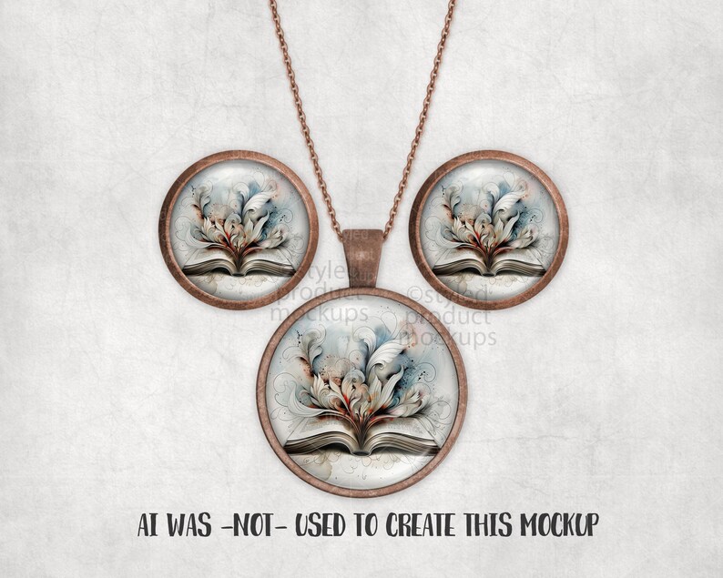 Może przedstawiać: Zestaw naszyjnika i kolczyk&oacute;w. Zestaw posiada ramkę z metalu w kolorze brązu z akwarelowym wzorem otwartej książki z elementami kwiatowymi. Tekst na dole brzmi "AI WAS -NOT- USED TO CREATE THIS MOCKUP."