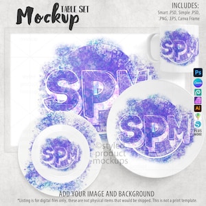 Pode incluir: Uma maquete de conjunto de mesa com uma caneca e pratos brancos com um design roxo e azul. O design inclui as letras "SPM" em 3D. A imagem também inclui o texto "Mockup Table Set" e "ADD YOUR IMAGE AND BACKGROUND".