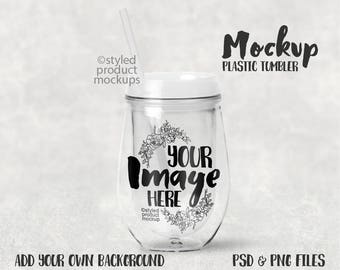 Maqueta de vaso de vino de plástico transparente con tapa y pajita. Agregue su propio arte y fondo