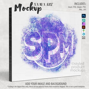 Op de afbeelding: Een digitale productmockup met het woord "Mockup" in handschrift. Het ontwerp bevat een paarse en blauwe abstracte afbeelding met de letters "SPM". De afmetingen zijn 20,3 x 25,4 x 1,6 cm. Inclusief Smart .PSD, Simple .PSD, .PNG, .EPS bestanden.