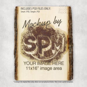 Peut inclure: Panneau rectangulaire en bois avec bordure en écorce naturelle. Le panneau présente le texte "Mockup by SPM" et "YOUR IMAGE HERE 28x41cm image area". Conçu pour les maquettes d'images numériques.