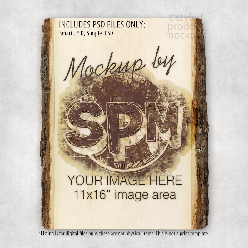 Op de afbeelding: Een rechthoekig houten bord met een natuurlijke schorsrand. Het bord bevat de tekst "Mockup by SPM" en "YOUR IMAGE HERE 28x41cm image area". Ontworpen voor digitale beeldmockups.