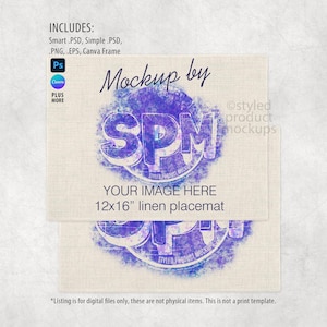 Puede incluir: Dos manteles individuales de lino, cada uno de 30x41cm, est&aacute;n apilados. El mantel individual superior presenta un dise&ntilde;o morado y azul con el texto "SPM" y "YOUR IMAGE HERE". Las palabras "Mockup by" est&aacute;n encima del dise&ntilde;o.