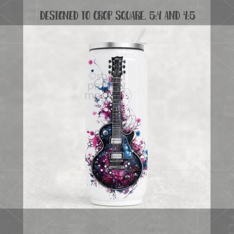 Puede incluir: Vaso blanco con un dise&ntilde;o de guitarra el&eacute;ctrica negra y azul. La guitarra presenta un cuerpo con tem&aacute;tica de galaxia con acentos rosas y morados. El vaso tiene una tapa plateada y una pajita.