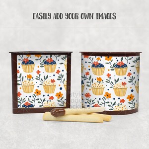 Op de afbeelding: Een vierkante en een cilindervormige houder met een wit patroon van gele cupcakes met blauwe of witte bovenkanten, oranje bloemen en donkerblauwe stippen. De tekst EASILY ADD YOUR OWN IMAGES staat bovenaan. Drie lichte koekjes liggen ervoor.