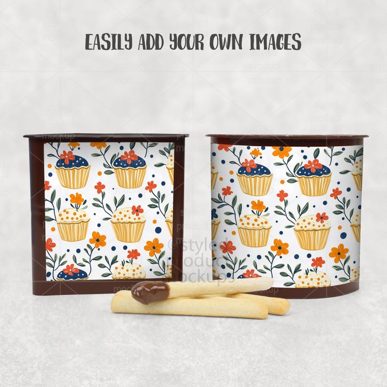 Op de afbeelding: Een vierkante en een cilindervormige houder met een wit patroon van gele cupcakes met blauwe of witte bovenkanten, oranje bloemen en donkerblauwe stippen. De tekst EASILY ADD YOUR OWN IMAGES staat bovenaan. Drie lichte koekjes liggen ervoor.