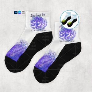K&ouml;nnte beinhalten: Zwei wei&szlig;e Kn&ouml;chelsocken mit schwarzen Fersen und Zehen. Die Socken haben ein lila-blaues Aquarelldesign auf der Vorderseite und den Text "Mockup by SPM YOUR IMAGE HERE". Eine kleine Grafik zeigt zwei zus&auml;tzliche Socken-Designs.