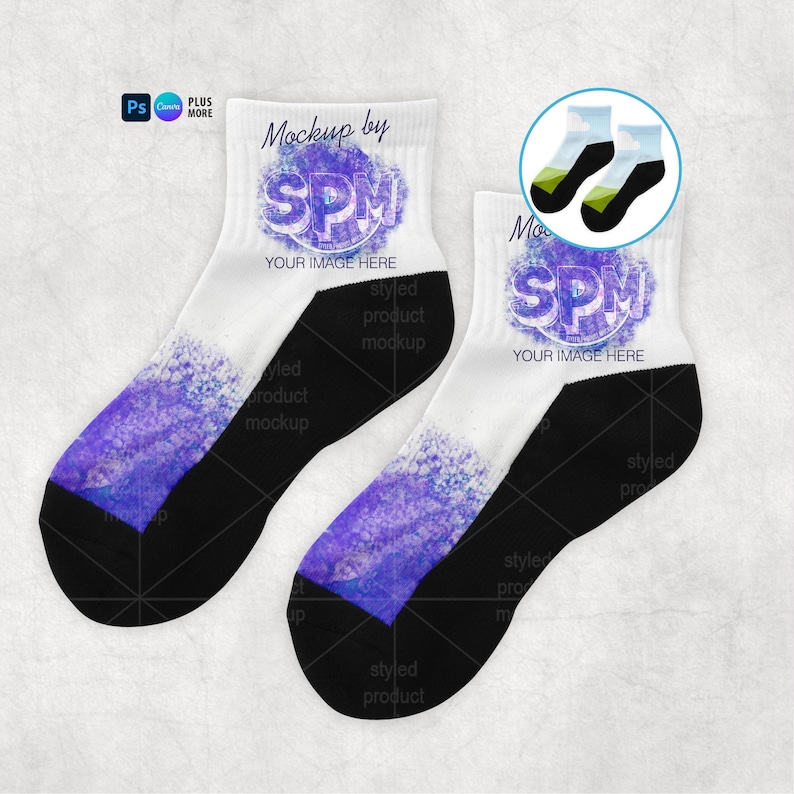 K&ouml;nnte beinhalten: Zwei wei&szlig;e Kn&ouml;chelsocken mit schwarzen Fersen und Zehen. Die Socken haben ein lila-blaues Aquarelldesign auf der Vorderseite und den Text "Mockup by SPM YOUR IMAGE HERE". Eine kleine Grafik zeigt zwei zus&auml;tzliche Socken-Designs.