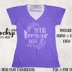 Op de afbeelding: Een paarse dames V-hals t-shirt mockup met de tekst "YOUR IMAGE HERE" en bloemaccenten. De afbeelding bevat voor- en achteraanzichten, en de tekst "ADD YOUR OWN BACKGROUND" en "PSD & PNG FILES".