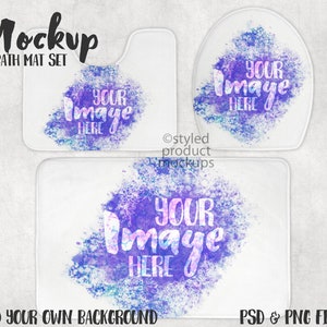 Op de afbeelding: Een witte badmatset-mockup met drie delen: een rechthoekige mat, een toiletbrilhoes en een voorgevormde mat. Elk heeft een paars en blauw aquarelontwerp met de tekst "YOUR IMAGE HERE". De woorden "Mockup BATH MAT SET" staan bovenaan.