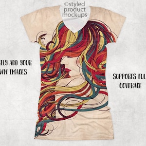 Op de afbeelding: Een beige V-hals T-shirt met een kleurrijk abstract ontwerp van een vrouwenhoofd en -haar. Het ontwerp bevat tinten rood, geel, blauw en groen. De tekst "EASILY ADD YOUR OWN IMAGES" en "SUPPORTS FULL COVERAGE" is op het shirt gedrukt.