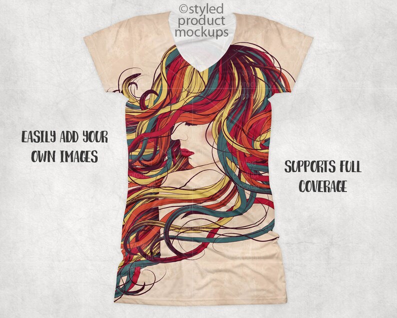 Op de afbeelding: Een beige V-hals T-shirt met een kleurrijk abstract ontwerp van een vrouwenhoofd en -haar. Het ontwerp bevat tinten rood, geel, blauw en groen. De tekst "EASILY ADD YOUR OWN IMAGES" en "SUPPORTS FULL COVERAGE" is op het shirt gedrukt.