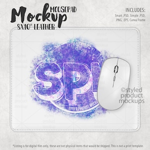 Pode incluir: Uma maquete de mousepad de couro branco com um design de aquarela azul e roxo e o texto "STYLED PRODUCT MOCKUP". Um mouse sem fio branco está no mousepad. O mousepad mede 8 polegadas por 10 polegadas.