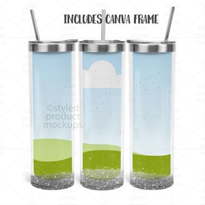 Op de afbeelding: Drie heldere, lange bekers met zilveren deksels en rietjes. De bekers hebben een hemelsblauwe achtergrond met een witte wolk en een groen grasveld aan de onderkant. De tekst "INCLUDES CANVA FRAME" staat bovenaan.