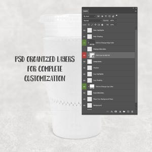 Op de afbeelding: Een witte herbruikbare koffiebeker met een witte hoes en een doorzichtig plastic deksel. De afbeelding bevat een screenshot van een Photoshop-bestand met georganiseerde lagen en de tekst "PSD ORGANIZED LAYERS FOR COMPLETE CUSTOMIZATION."