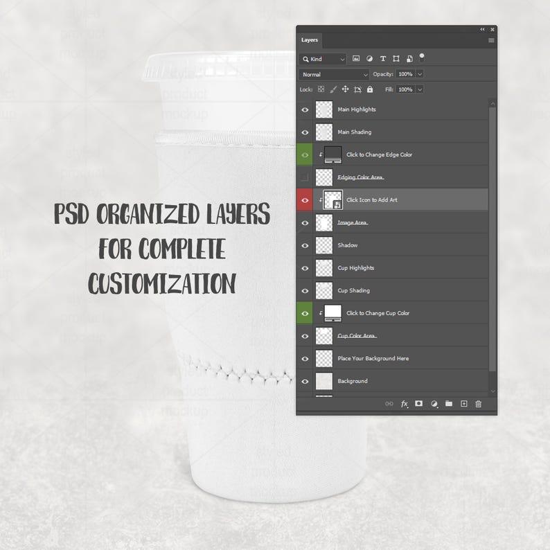 Op de afbeelding: Een witte herbruikbare koffiebeker met een witte hoes en een doorzichtig plastic deksel. De afbeelding bevat een screenshot van een Photoshop-bestand met georganiseerde lagen en de tekst "PSD ORGANIZED LAYERS FOR COMPLETE CUSTOMIZATION."