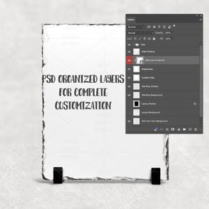 Puede incluir: Una maqueta de producto de pizarra blanca con soportes negros. La pizarra tiene un borde rugoso y texturizado y presenta el texto "PSD ORGANIZED LAYERS FOR COMPLETE CUSTOMIZATION". Se ve un panel de capas.