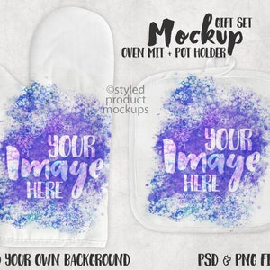 Peut inclure: Une maquette d'une manique de four et d'un dessous de plat blancs avec un motif aquarelle de fleurs violettes, bleues et roses. Le texte "Your Image Here" est écrit sur la manique et le dessous de plat.