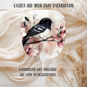 K&ouml;nnte beinhalten: Ein Handf&auml;cher mit einer Aquarellillustration eines schwarz-wei&szlig;en Vogels auf einem Ast mit rosa Bl&uuml;ten. Der F&auml;cher hat einen wei&szlig;en Griff. Auf dem F&auml;cher steht: EASILY ADD YOUR OWN BACKGROUND, BACKGROUND NOT INCLUDED SEE LINK IN DESCRIPTION.