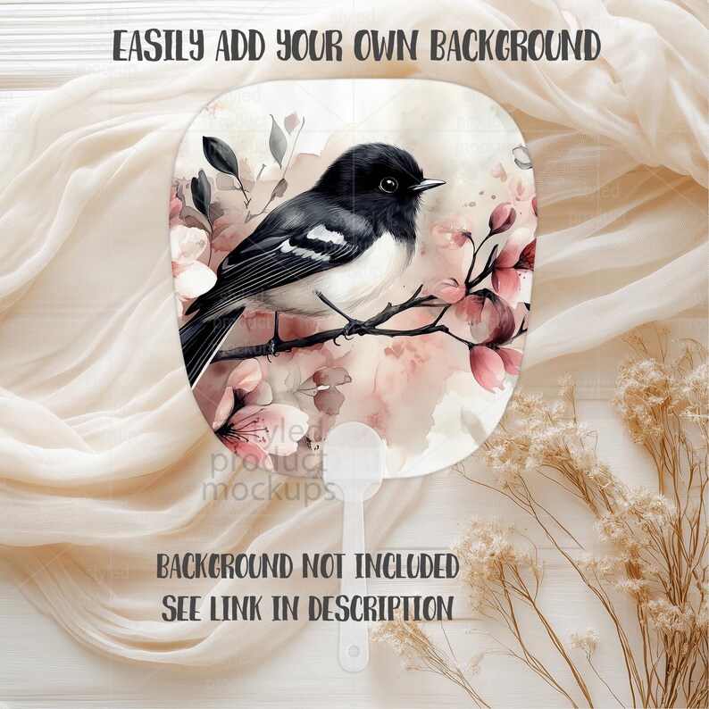 K&ouml;nnte beinhalten: Ein Handf&auml;cher mit einer Aquarellillustration eines schwarz-wei&szlig;en Vogels auf einem Ast mit rosa Bl&uuml;ten. Der F&auml;cher hat einen wei&szlig;en Griff. Auf dem F&auml;cher steht: EASILY ADD YOUR OWN BACKGROUND, BACKGROUND NOT INCLUDED SEE LINK IN DESCRIPTION.