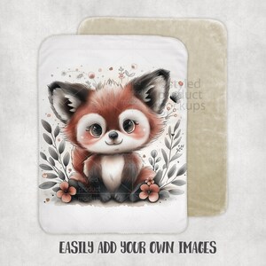 Peut inclure: Une couverture blanche pour b&eacute;b&eacute; avec une illustration de renard de dessin anim&eacute;. Le renard a un pelage rouge et marron, de grands yeux et des joues roses. La couverture a une texture douce et moelleuse et est entour&eacute;e d'&eacute;l&eacute;ments floraux et de feuilles. Le texte "EASILY ADD YOUR OWN IMAGES" est en bas.