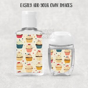 Op de afbeelding: Twee doorzichtige plastic handontsmettingsflessen met witte doppen. De flessen zijn versierd met een patroon van cupcakes met kleurrijke glazuur en hagelslag. De tekst "EASILY ADD YOUR OWN IMAGES" staat bovenaan.