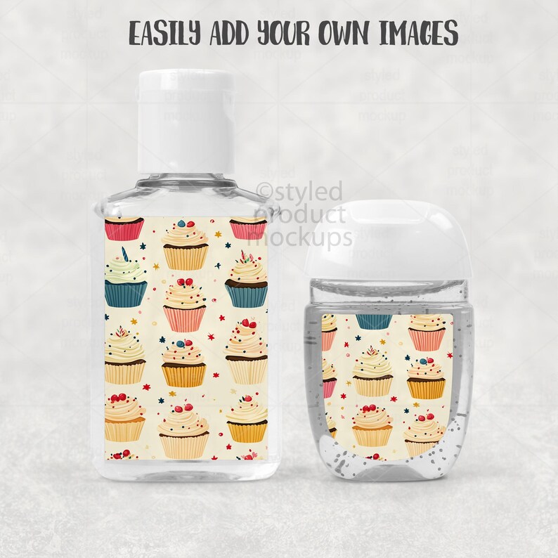 Op de afbeelding: Twee doorzichtige plastic handontsmettingsflessen met witte doppen. De flessen zijn versierd met een patroon van cupcakes met kleurrijke glazuur en hagelslag. De tekst "EASILY ADD YOUR OWN IMAGES" staat bovenaan.