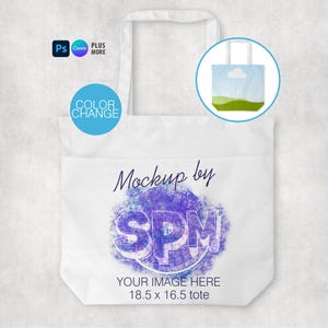 Pu&ograve; includere: Borsa tote bianca con tasca, con la scritta "Mockup by SPM" in viola e le parole "YOUR IMAGE HERE". La borsa misura 47 x 42 cm. Una piccola immagine di una borsa tote con un design paesaggistico si trova nell'angolo in alto a destra.