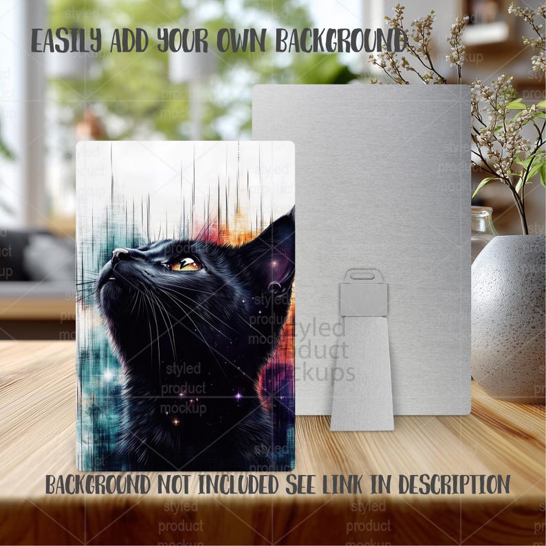 Puede incluir: Impresi&oacute;n met&aacute;lica rectangular con un gato negro de ojos amarillos mirando hacia arriba, sobre un fondo c&oacute;smico colorido. La impresi&oacute;n se muestra con un soporte de metal plateado. El texto dice "EASILY ADD YOUR OWN BACKGROUND" y "BACKGROUND NOT INCLUDED SEE LINK IN DESCRIPTION."