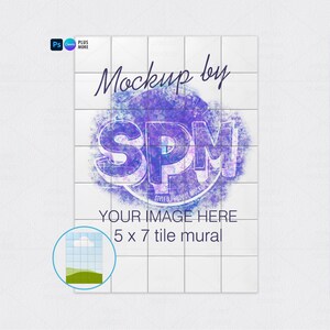 Op de afbeelding: Witte tegelmuurschildering met de tekst "Mockup by SPM" in een gestileerd lettertype. De muurschildering is gelabeld "Your Image Here" en "5 x 7 tile mural". Een kleine afbeelding toont een landschap.