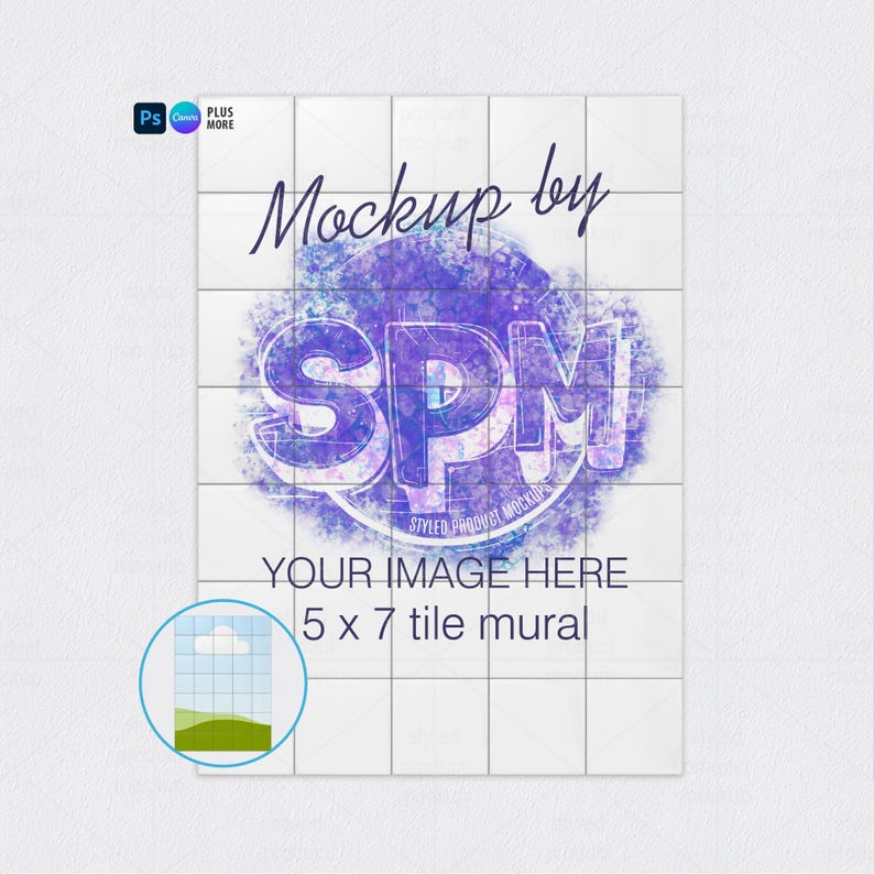 Op de afbeelding: Witte tegelmuurschildering met de tekst "Mockup by SPM" in een gestileerd lettertype. De muurschildering is gelabeld "Your Image Here" en "5 x 7 tile mural". Een kleine afbeelding toont een landschap.