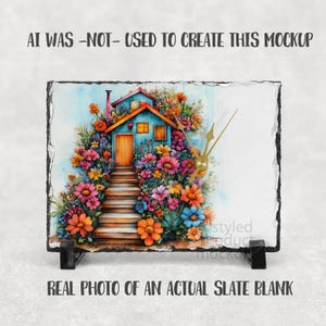 Puede incluir: Un reloj rectangular de pizarra con una pintura de acuarela de una casa azul con una puerta naranja y una escalera, rodeada de flores vibrantes. El reloj tiene manecillas doradas y un soporte negro. El texto en la imagen dice: AI WAS -NOT- USED TO CREATE THIS MOCKUP y REAL PHOTO OF AN ACTUAL SLATE BLANK.