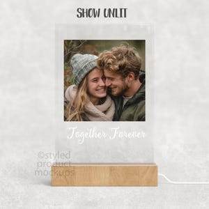 Mockup van 4 x 6 acryl led-plaquette | Helder acryl | Nachtlampje op houten basis (PSD, canvas, png) afbeelding 6