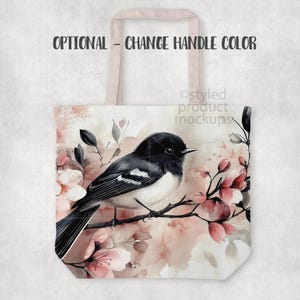 Pu&ograve; includere: Borsa tote con un design ad acquerello raffigurante un uccello bianco e nero posato su un ramo con fiori rosa. La borsa ha un manico rosa chiaro e il testo "OPTIONAL - CHANGE HANDLE COLOR".