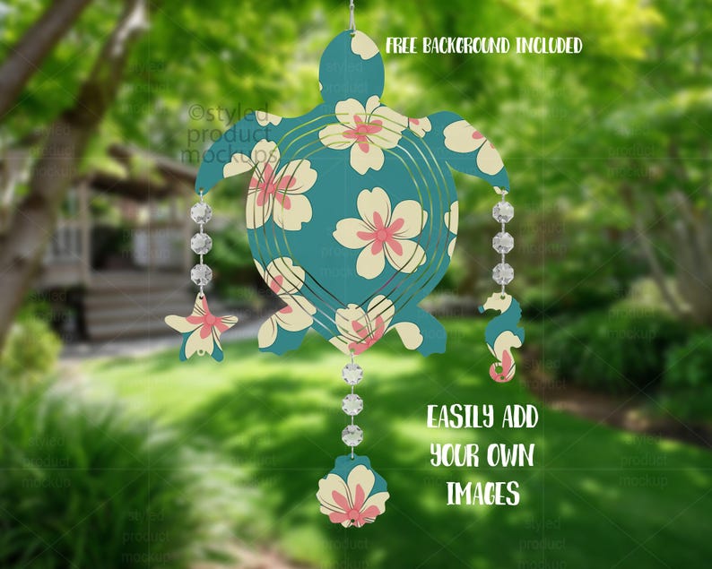 Op de afbeelding: Een turquoise metalen windmolen in de vorm van een schildpad, versierd met cr&egrave;me- en roze bloemen. De spinner heeft een zeester- en zeepaardjesbedel en is geregen met heldere kristallen. De tekst op de afbeelding luidt: "FREE BACKGROUND INCLUDED" en "EASILY ADD YOUR OWN IMAGES".