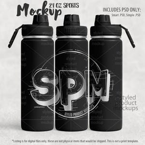 Puede incluir: Tres botellas de agua deportivas negras de 24 onzas con un logotipo plateado que dice "SPM" y el texto "STYLED PRODUCT MOCKUPS".