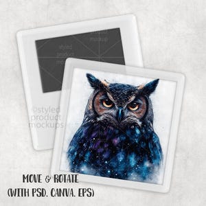 Puede incluir: Una pintura de acuarela de un b&uacute;ho con un dise&ntilde;o c&oacute;smico, enmarcada en un marco blanco. El b&uacute;ho tiene ojos marrones y amarillos, con un cuerpo azul oscuro y p&uacute;rpura. La imagen est&aacute; sobre un fondo blanco, con el texto "MOVE & ROTATE (WITH PSD. CANVA. EPS)".