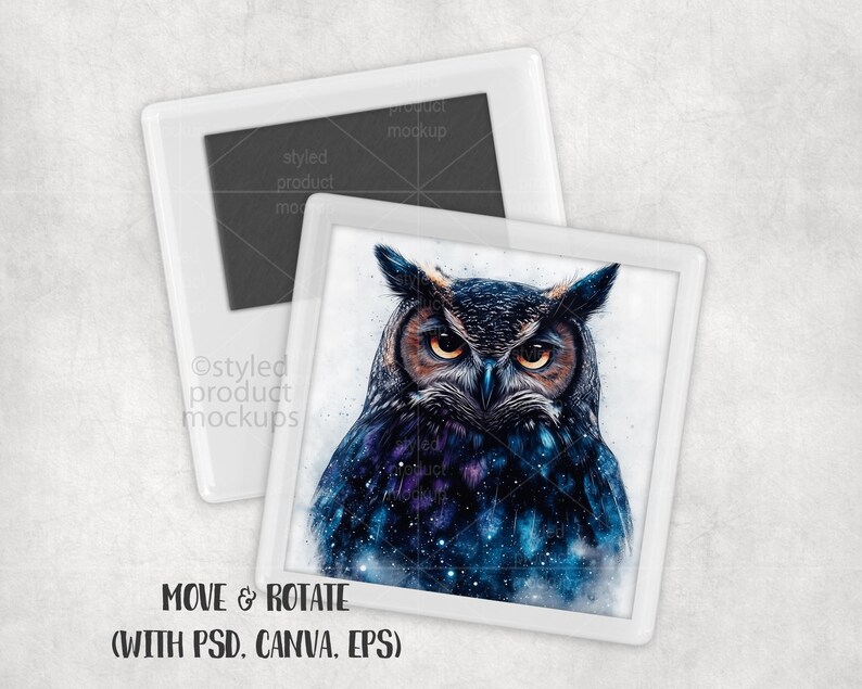 Puede incluir: Una pintura de acuarela de un b&uacute;ho con un dise&ntilde;o c&oacute;smico, enmarcada en un marco blanco. El b&uacute;ho tiene ojos marrones y amarillos, con un cuerpo azul oscuro y p&uacute;rpura. La imagen est&aacute; sobre un fondo blanco, con el texto "MOVE & ROTATE (WITH PSD. CANVA. EPS)".