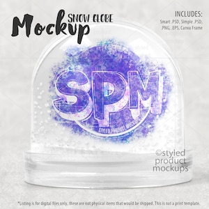 以下が含まれることがあります： 紫と白のデザインで「SPM」の文字が入った透明なスノーグローブのモックアップ。スノーグローブは透明なベースの上にあり、「Styled Product Mockups」の文字が含まれています。画像には「Mockup」と「Snow Globe」の文字も含まれています。