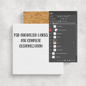 Puede incluir: Maqueta de producto cuadrada blanca con una parte superior de corcho y el texto "PSD ORGANIZED LAYERS FOR COMPLETE CUSTOMIZATION". Un panel de interfaz digital es visible a la derecha, mostrando opciones de capa para la personalizaci&oacute;n.