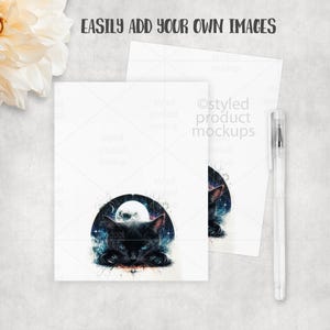 Puede incluir: Dos tarjetas blancas con un dise&ntilde;o de gato negro, una luna llena y un cielo estrellado. Un bol&iacute;grafo transparente est&aacute; a la derecha. El texto "EASILY ADD YOUR OWN IMAGES" est&aacute; en la parte superior.